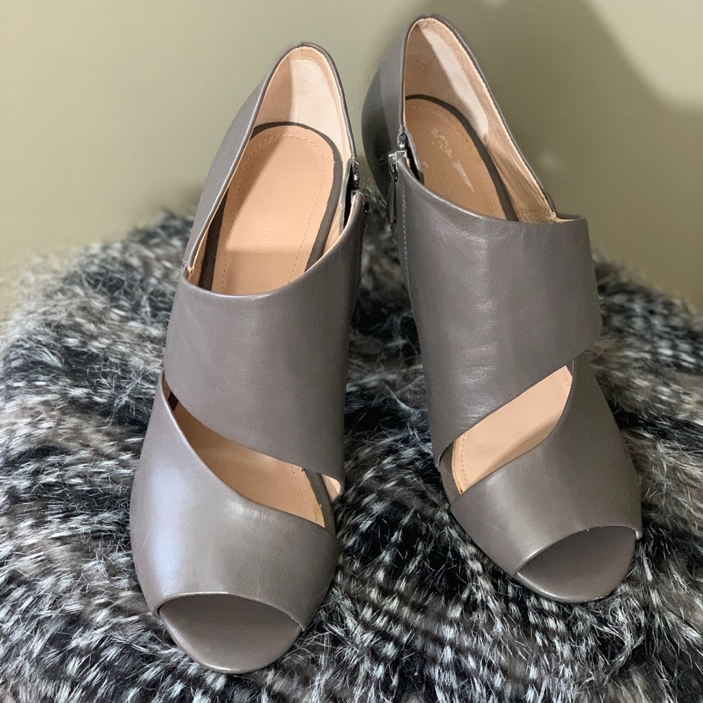 Pour La Victoire Yale Cutout Pump